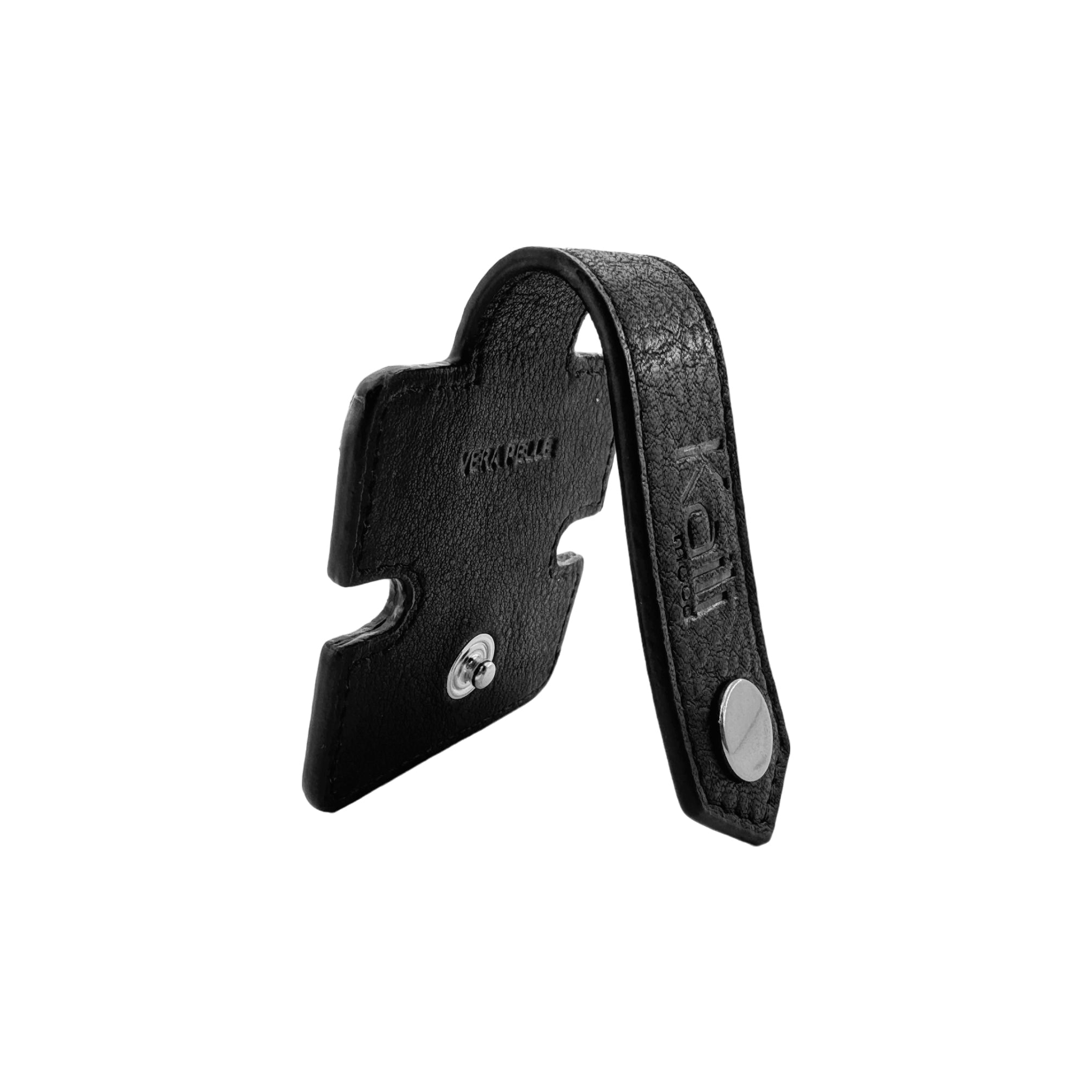K0019AB | Cable reel in full-grain genuine leather with a light grain. Black. Snap button closure. Closed dimensions: 6x6x1 cm. Packaging: Rigid gift box with bottom/lid-0