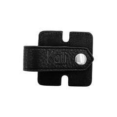 K0019AB | Cable reel in full-grain genuine leather with a light grain. Black. Snap button closure. Closed dimensions: 6x6x1 cm. Packaging: Rigid gift box with bottom/lid-2