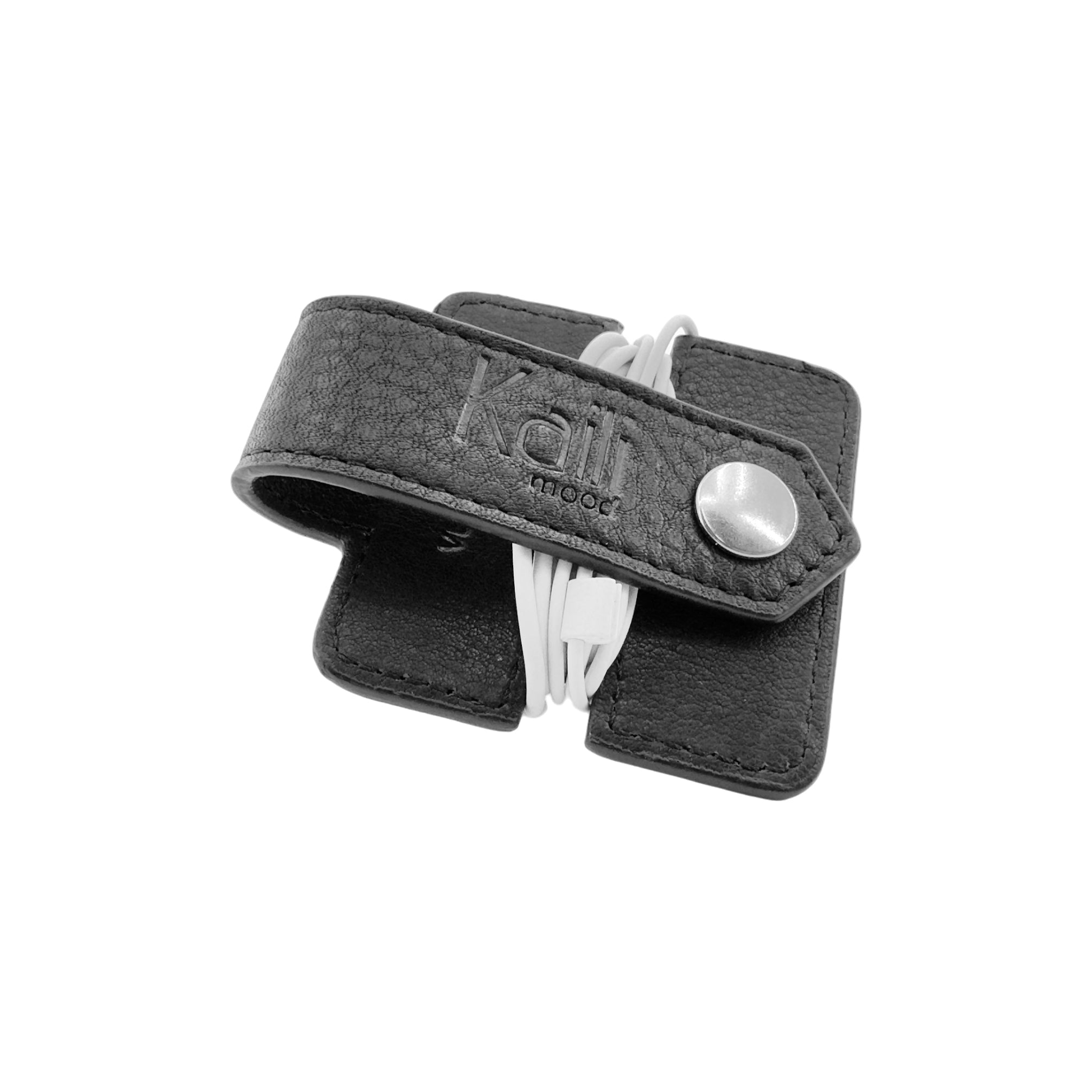 K0019AB | Cable reel in full-grain genuine leather with a light grain. Black. Snap button closure. Closed dimensions: 6x6x1 cm. Packaging: Rigid gift box with bottom/lid-4