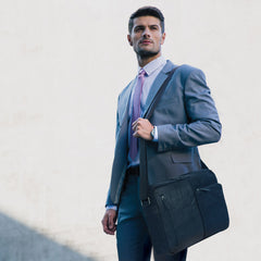 K0022AB | Messenger in Canvas/Vera Pelle, pieno fiore, volanata - Colore Nero. Accessori Nickel Anticato, Chiusura superiore con lampo. Dimensioni: cm 35 x 26 x 10. Confezione: Sacchetto Tnt-2